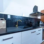 At The Water's Edge, Warmthy - Small Price Appartement